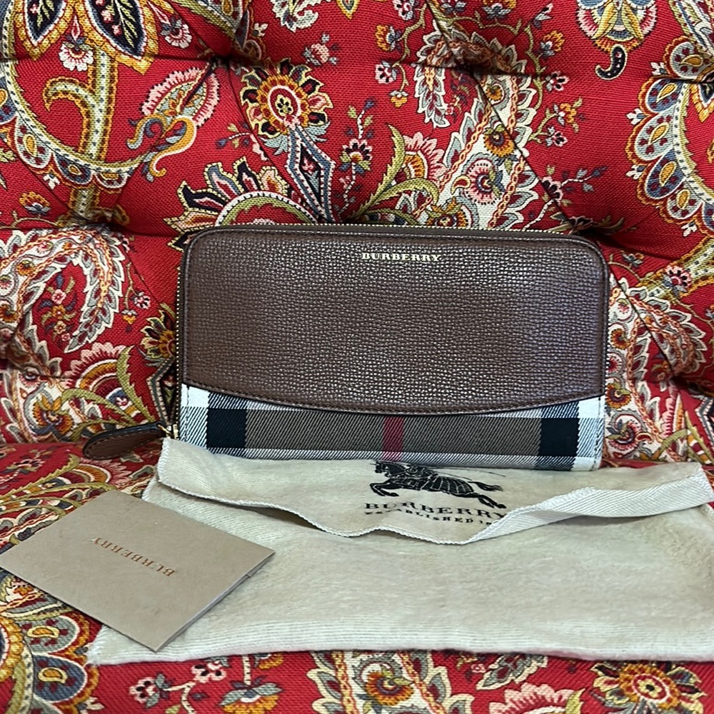 Burberry wallet. Like new condition.